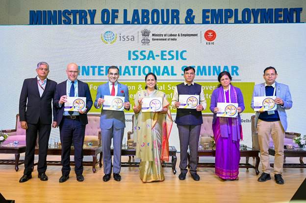 केंद्रीय मंत्री डॉ. मनसुख मांडविया ने “अनौपचारिक क्षेत्र में श्रमिकों के लिए औपचारिकीकरण और सामाजिक सुरक्षा कवरेज चुनौतियां और नवाचार” पर अंतर्राष्ट्रीय संगोष्ठी का उद्घाटन किया